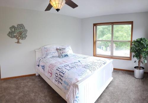Entire Lake House - Private Hot Tub, Firepit, Pool, Boat 2 Rent in Forsyth, USA