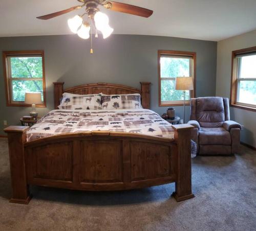Entire Lake House - Private Hot Tub, Firepit, Pool, Boat 2 Rent in Forsyth, USA
