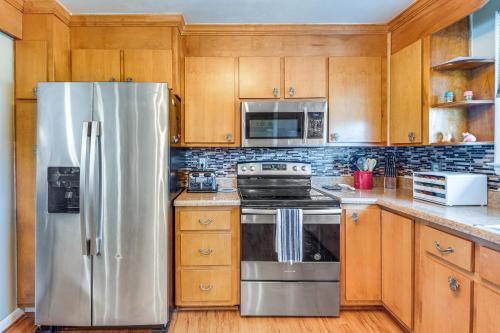 Colonial Heights Home with Large Yard and BBQ Grill! in 殖民高地
