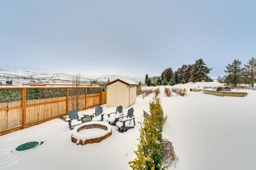 Epic East Wenatchee Home with Hot Tub and Game Room!