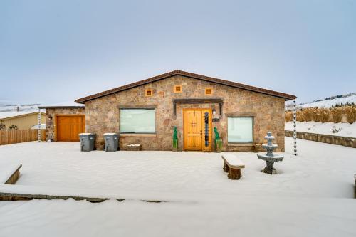 Epic East Wenatchee Home with Hot Tub and Game Room!