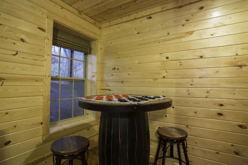 Blue Bear Cabin Hot Tub 3 BR AVL Area Mountain Views Gas Fireplace in Gerton, USA