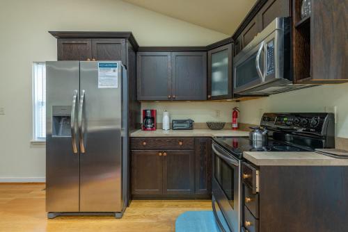 Lake Tomahawk Getaway Pets & 3 Min. to Town!