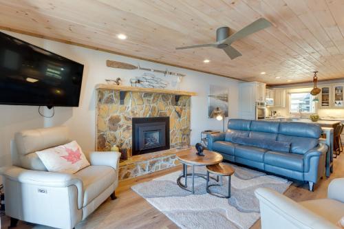 Lakefront Townhome with Dock 6 Mi to Blue Ridge!