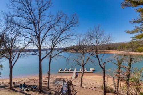 Lakefront Townhome with Dock 6 Mi to Blue Ridge! in Morganton, Vereinigte Staaten von Amerika