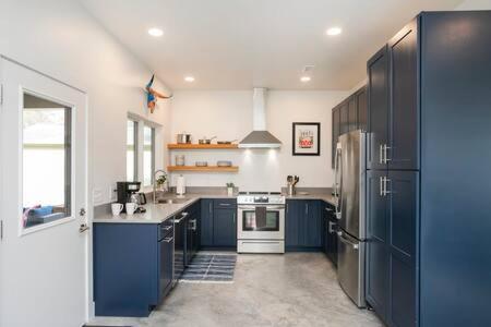 The Drummond - ADA-Friendly Family Escape, Patio in Nashville, USA