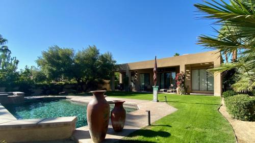 DOUBLE EAGLE: Your private desert resort awaits. Pool, Views, Guesthouse! Managed by Greenday.