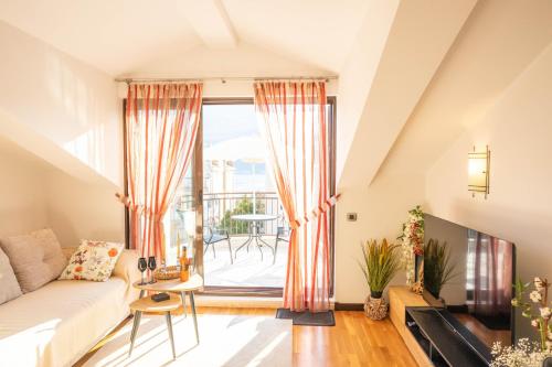 Sunny Portside Apartment in Denovici