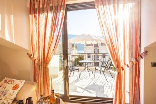 Sunny Portside Apartment in Denovici