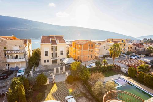 Sunny Portside Apartment in Denovici