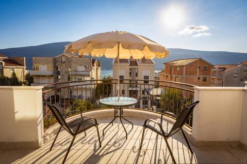 Balcony/terrace, Sunny Portside Apartment in Denovici