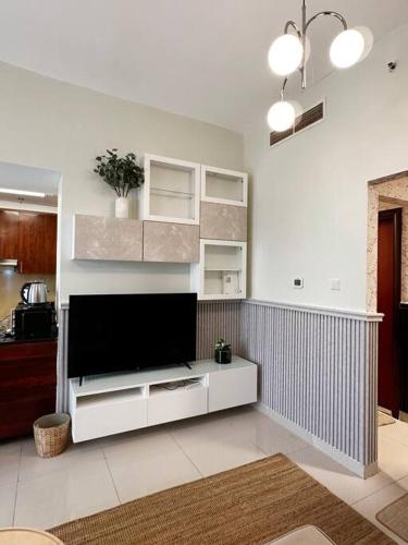 Luxe 2 Bedroom with Full Marina View Near DMCC & JBR - image 3