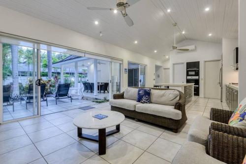 Syreon - 3 Bedroom House Close to the Beach - image 5