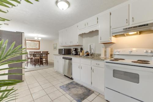 Quiet Vacation Rental in Peachtree City with Yard! in Peachtree City, USA