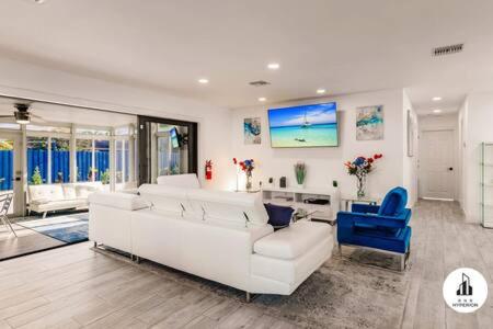 BnB Hyperion - Sunny Oasis w Pool & Florida Room in Fort Lauderdale, USA