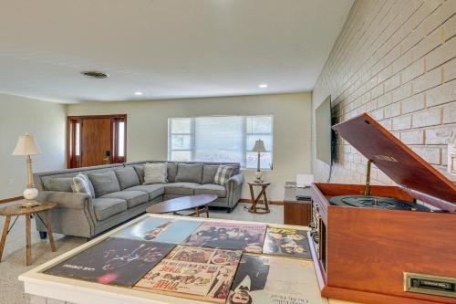 Mid-Century Modern Lakeland Retreat with Smart TV!