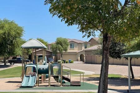 NEW - 5BR Home 20 min from Phoenix - AT, Эйвондейл (фото 5)