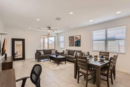 NEW - 5BR Home 20 min from Phoenix - AT, Эйвондейл (фото 8)