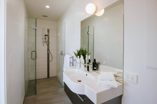 Holiday Home room in Penshurst - Lake & Mountain Views - Sleeps 10