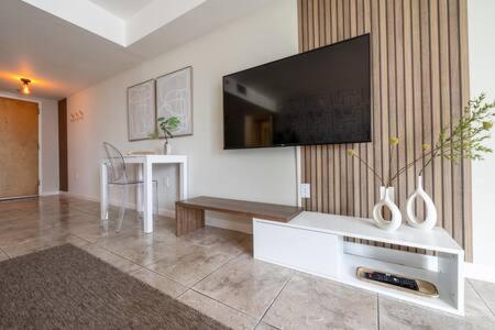 NEW Contempo Condo - Bay Views & All Amenities in Miami, USA