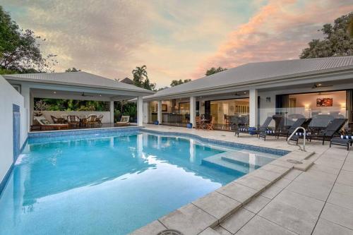 The White House - 5 Bedrooms Close to Town & Beach, Port Douglas