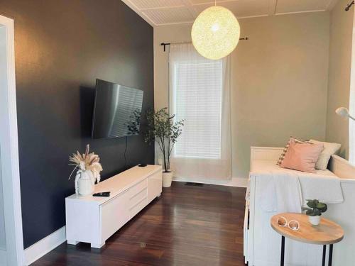 Cooper Young Bungalow with huge fenced backyard in Memphis, USA