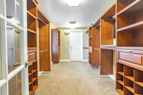 Spacious 6 BR Extended Stay