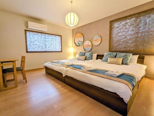 Tsukiyume Kan - Entire Private House, Free Parking, 10min USJ & Tennoji, Airport Direct Train, Family Group Sleeps 8, 和モダン貸切一軒家 ユニバーサルスタジオ, Osaka