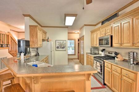 Riverfront Home w Deck & Hot Tub