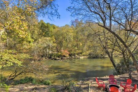 Riverfront Home w Deck & Hot Tub