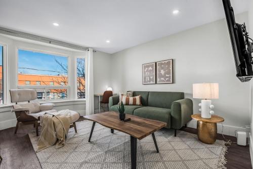3 bed+TTC+Trinity Bellwoods+Kensington+Work desk