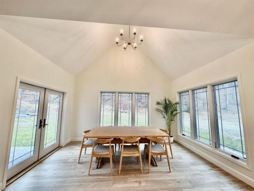 บริการและสิ่งอำนวยความสะดวก, New Farmhouse, King Beds, Game Room, Hot Tub & View! in มอนตโกเมอรี (นิวยอร์ก)