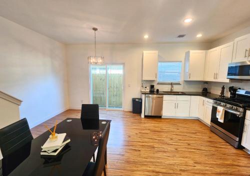Centrally Located 3 Bed Minutes From Downtown in Houston, USA