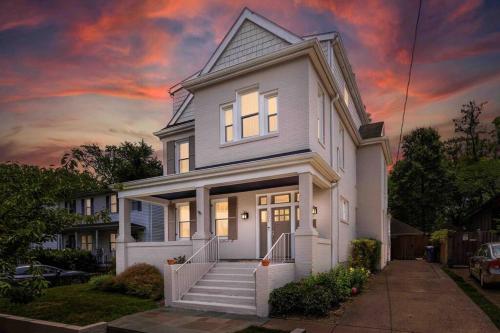 An Opulent 5-Bedroom Suite Xcape in Alexandria, USA