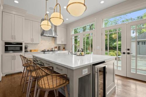An Opulent 5-Bedroom Suite Xcape in Alexandria, USA