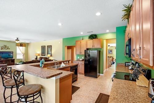 Spacious and Relaxing Home with South Facing Pool home in Davenport, USA