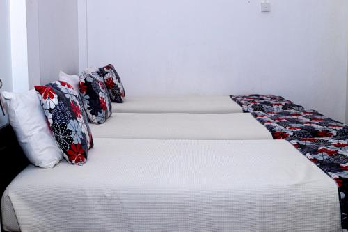 3 twin beds