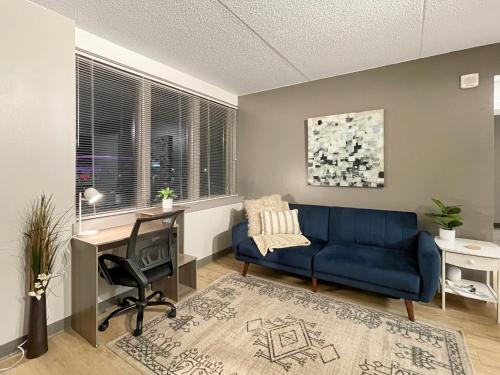 Downtown 1BR by Steps from Wells FREE PARKING