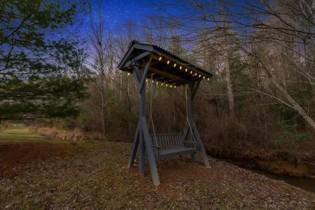 TNT II Creek Front - Hot Tub - Fire Pit