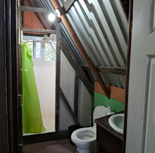 KARLITAS habitaciones, restaurante y Parquéo