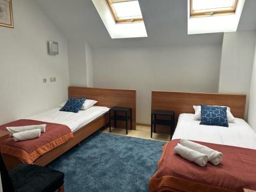 2 twin beds