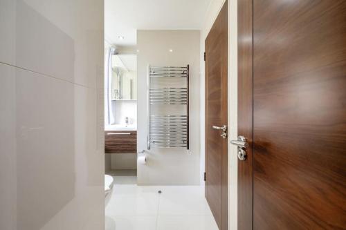 London Suites 2-Hosted by Sweetstay - image 11