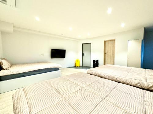3 double beds