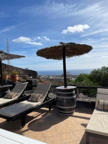 beranda/teres, Castillo Lanzarote Villa Winni - Luxury Villa - Pet friendly with heated Pool in La Asomada