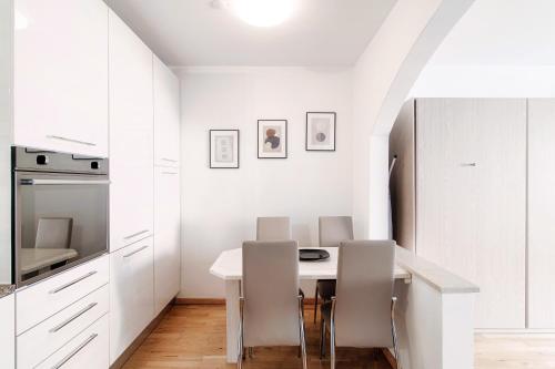Little Paradise by Quokka 360 - Apartment with Stunning Lake Views and Fitness Corner - image 2