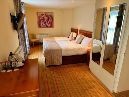 1 double bed, 3 twin beds