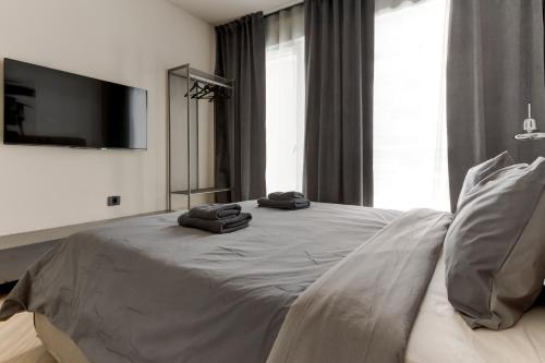 1 queen bed, 1 sofa bed