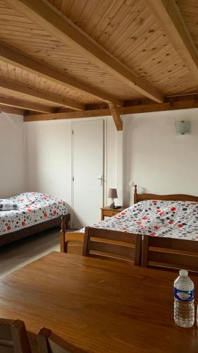 2 queen beds, 3 bunk beds