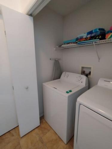 Hampton Lakes 6 bed Holiday Let with private Pool in Davenport, USA