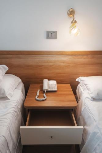 1 queen bed, 1 twin bed